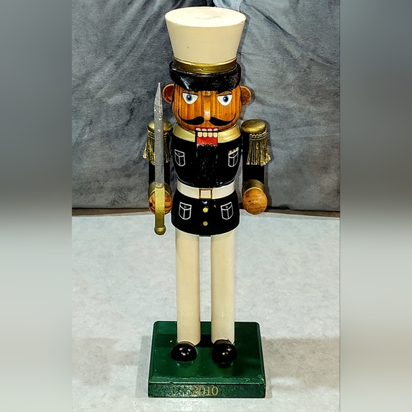 LIMITED EDITION HAND CRAFTED WOOD MILTARY SOLIDER HOLIDAY NUT CRACKER #62 OF 472 - Picture 4 of 13